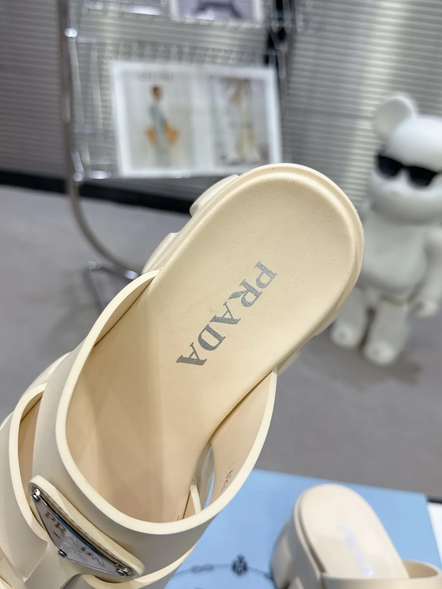 👟👟Ex-factory price 440👟👟 2025 exclusive version super popular🎊🎊🎊prada Prada triangular buckle serrated Roman thick-soled rubber foam ultra-light sandals are retro, fashionable and avant-garde, the upper perfectly restores the original craftsmanship, making the whole pair of shoes light and comfortable, full of holiday feel, bright colors💐💐💐💐 A variety of choices to satisfy fashionable people of different styles! The iconic metal triangle logo is paired with the shape of ancient beach sandals. Every design element is fashionable! Code number 35-40​